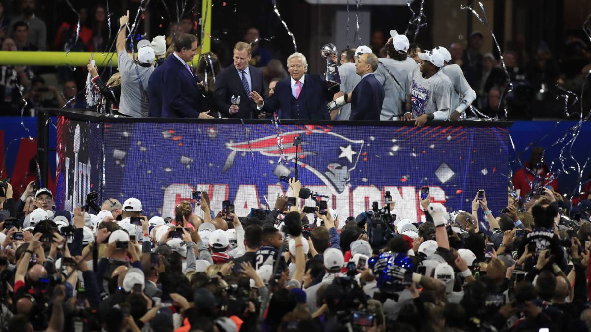 Entrega del trofeo Vince Lomardi del Super Bowl LIII