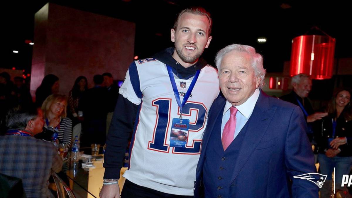 Kane posando con Robert Kraft