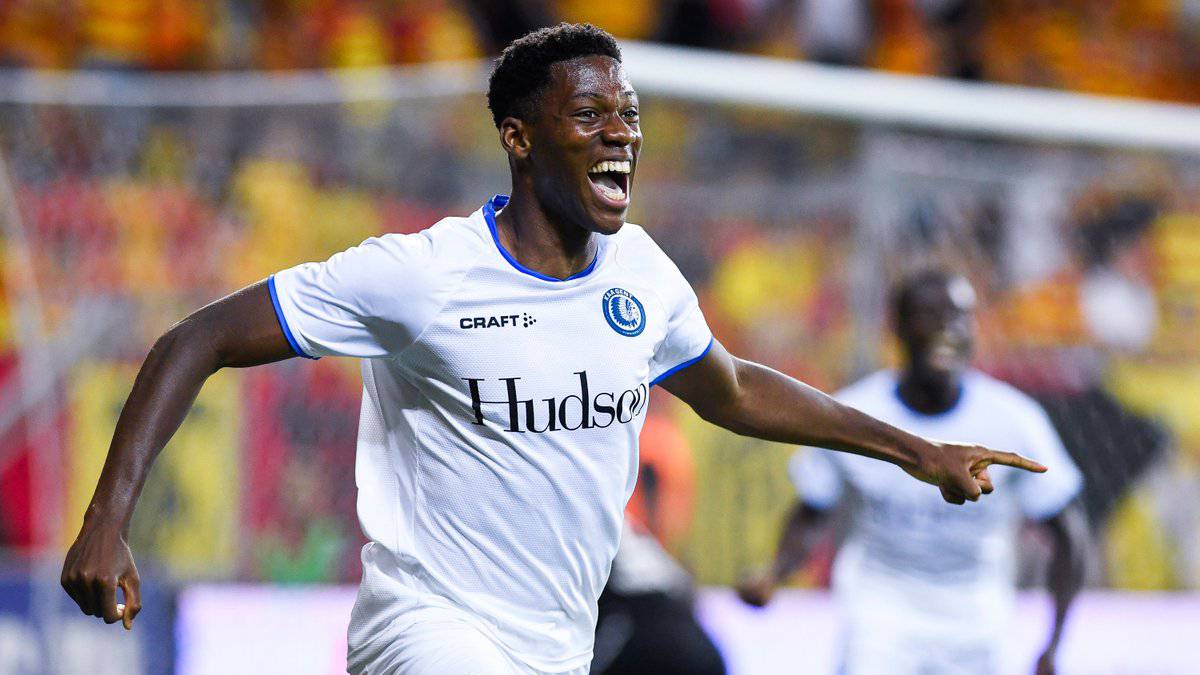 El delantero canadiense de 19 años del KAA Gent, se encuentra en la mira de cinco clubes de Alemania, donde sobresale Dortmund y Leverkusen.