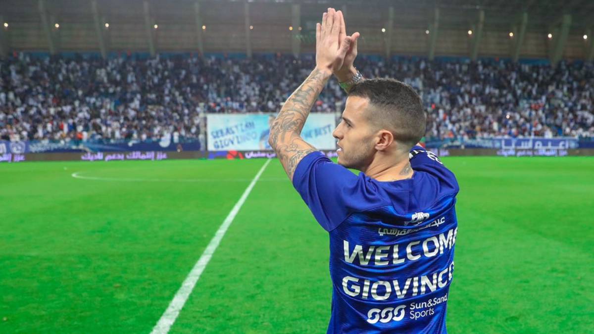 Sebastian Giovinco aplaudiendo a la afición de Al-Hilal