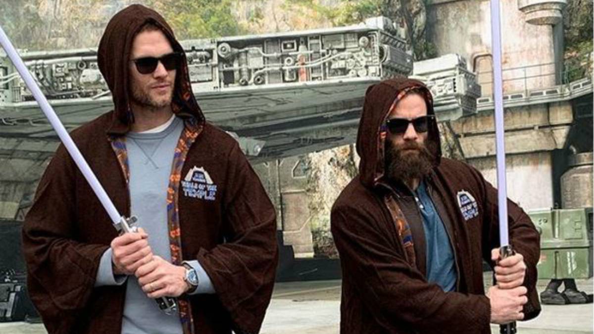 Julian Edelman y Tom Brady celebran junto a Mickey