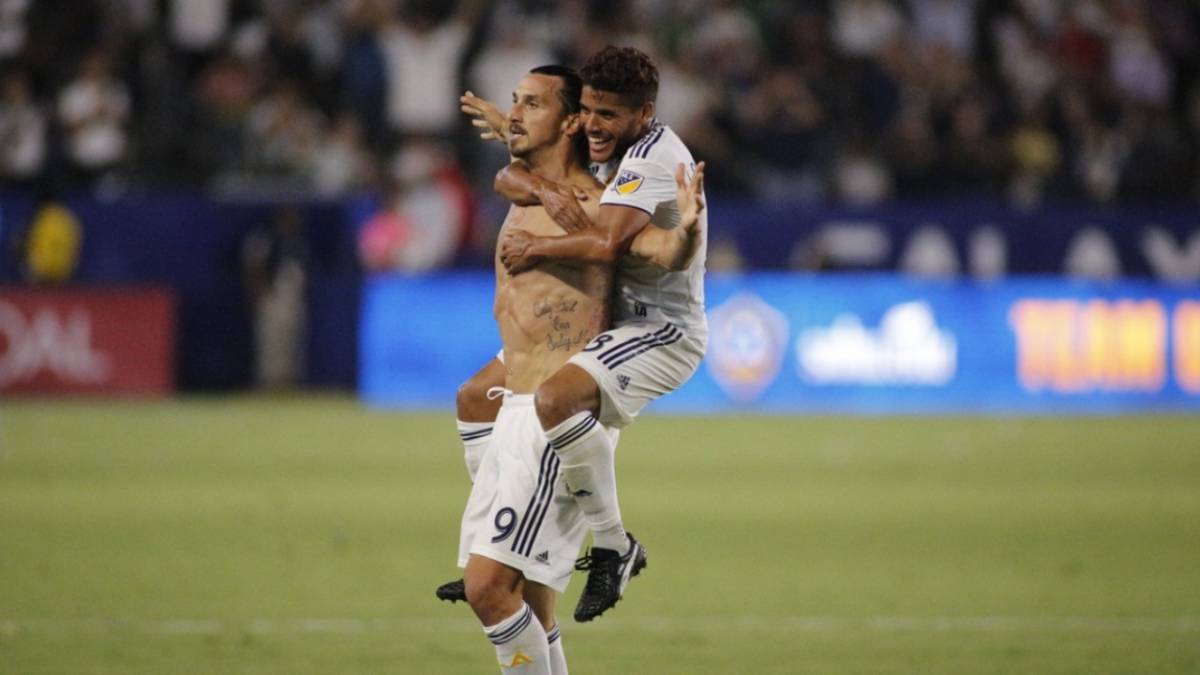Jonathan Dos Santos y Zlatan festejando un gol
