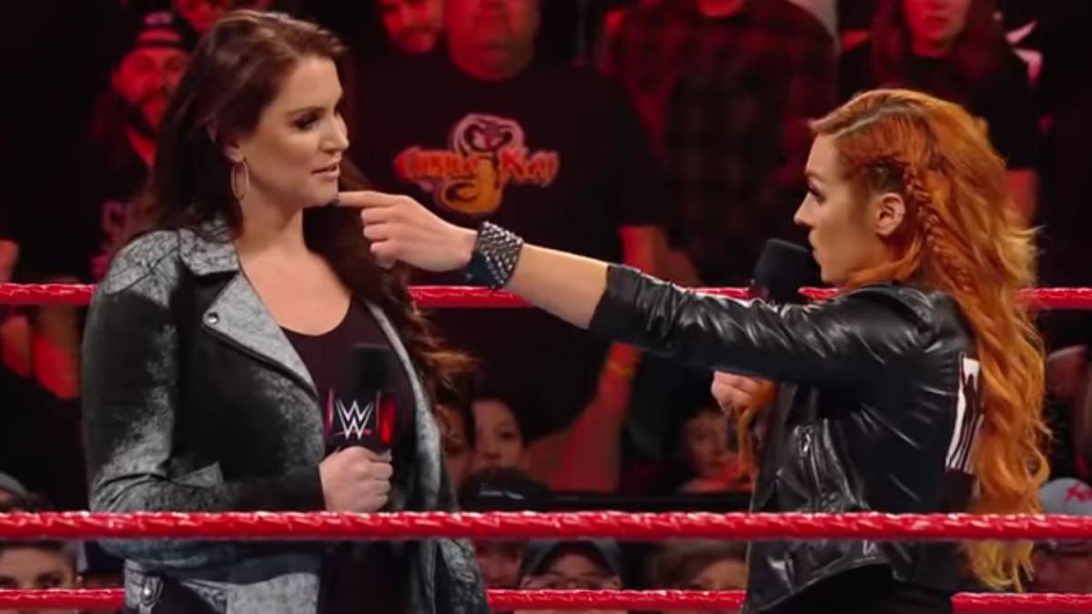 La súper estrella de la WWE Suspensión de Becky Lynch pone en riesgo la pelea contra Rousey fue suspendida en el Monday Night Raw por no revisarse la lesión en la rodilla y posteriormente atacar a McMahon.