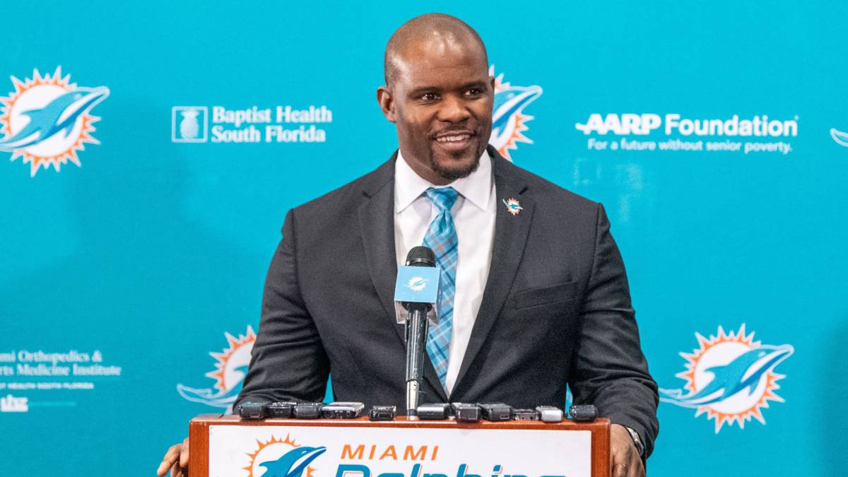 Brian Flores en conferencia de prensa de los Dolphins
