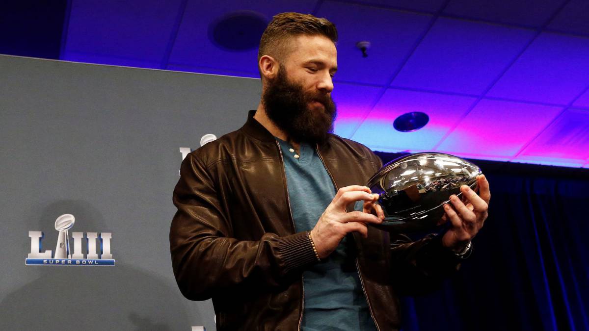 Julian Edelman sostiene trofeo del Super Bowl MVP