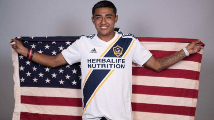 Julian Araujo posando con la camiseta de LA Galaxy