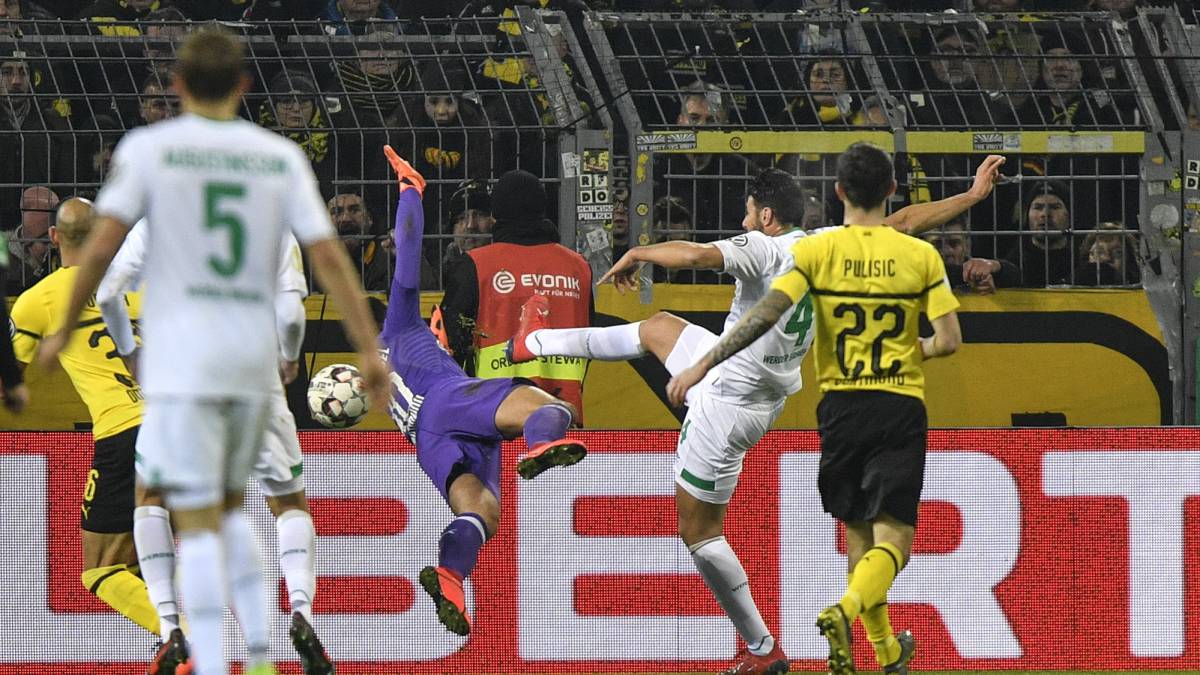Pulisic viendo como Pizarro le gol a su equipo