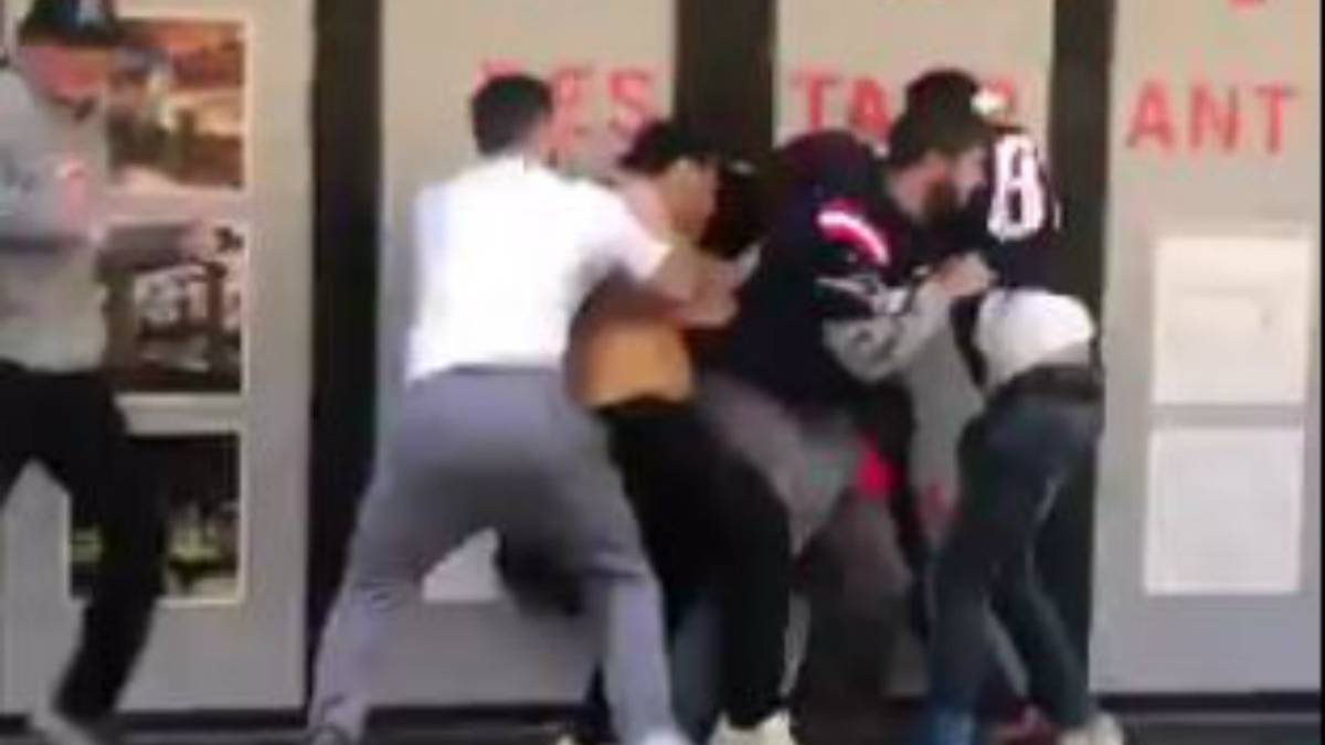 Aficionados de New England se agarran a golpes en desfile