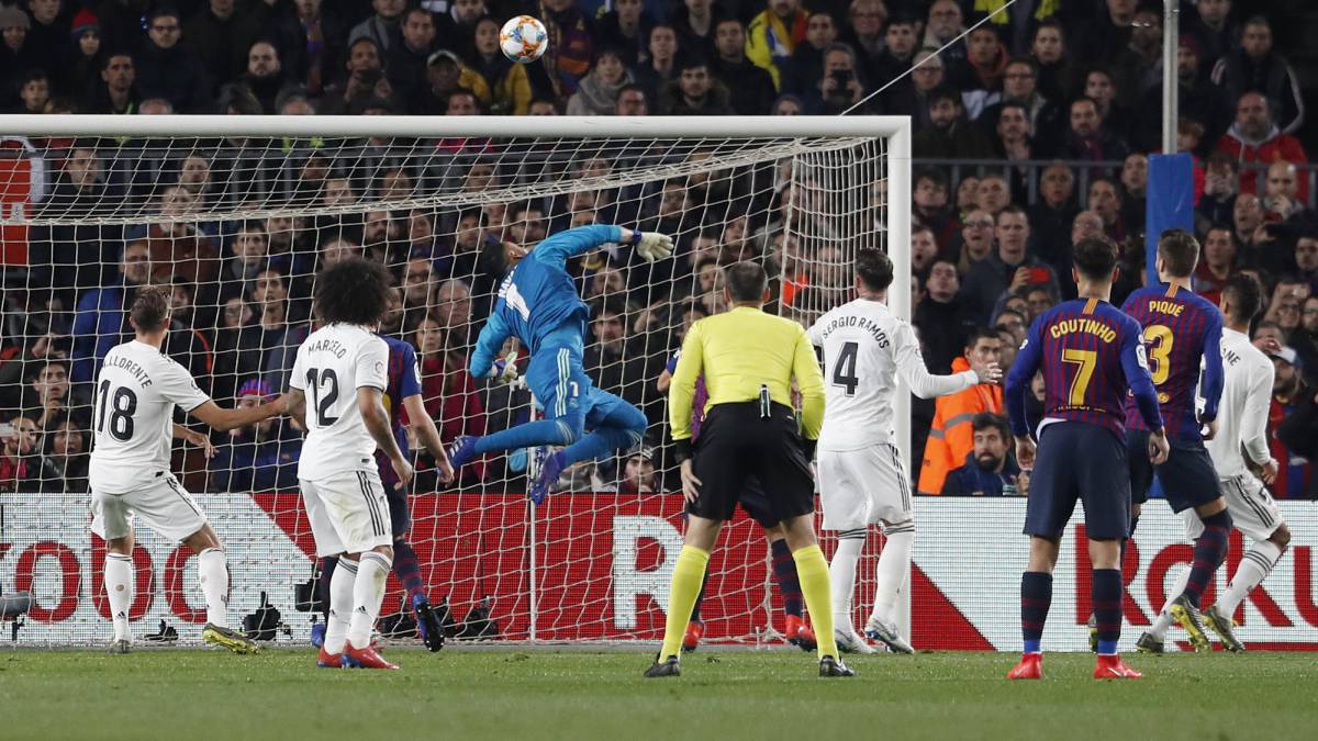 Keylor Navas with a great save against Barcelona during the first leg of the Copa del Rey semifinals