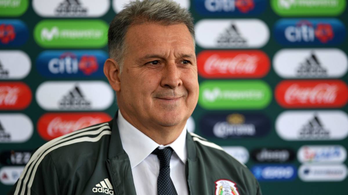 El entrenador del Tri viajó a Los Ángeles por un compromiso de la selección mexicana, viaje que aprovechará para platicar con los Dos Santos y Carlos Vela.