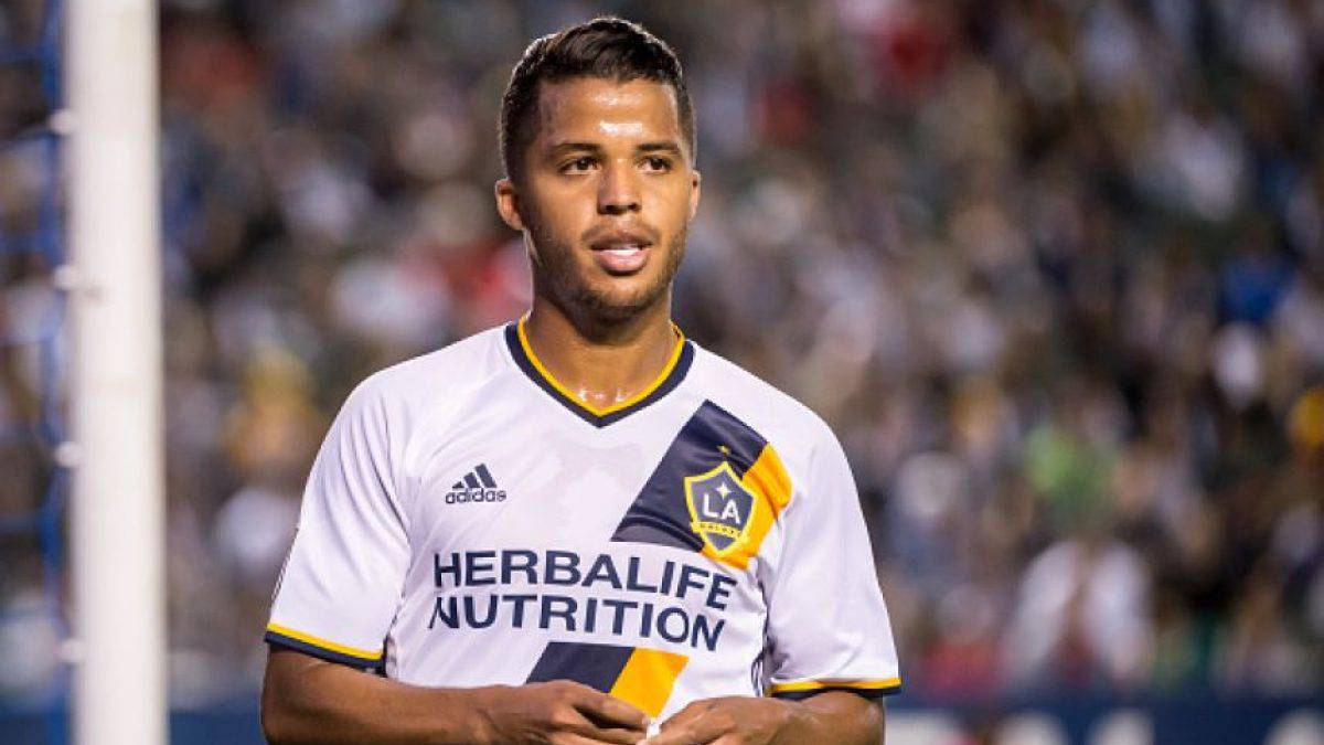 El delantero de la selección mexicana tendrá que bajar su sueldo a una cuarta parte para continuar la próxima campaña con el LA Galaxy.