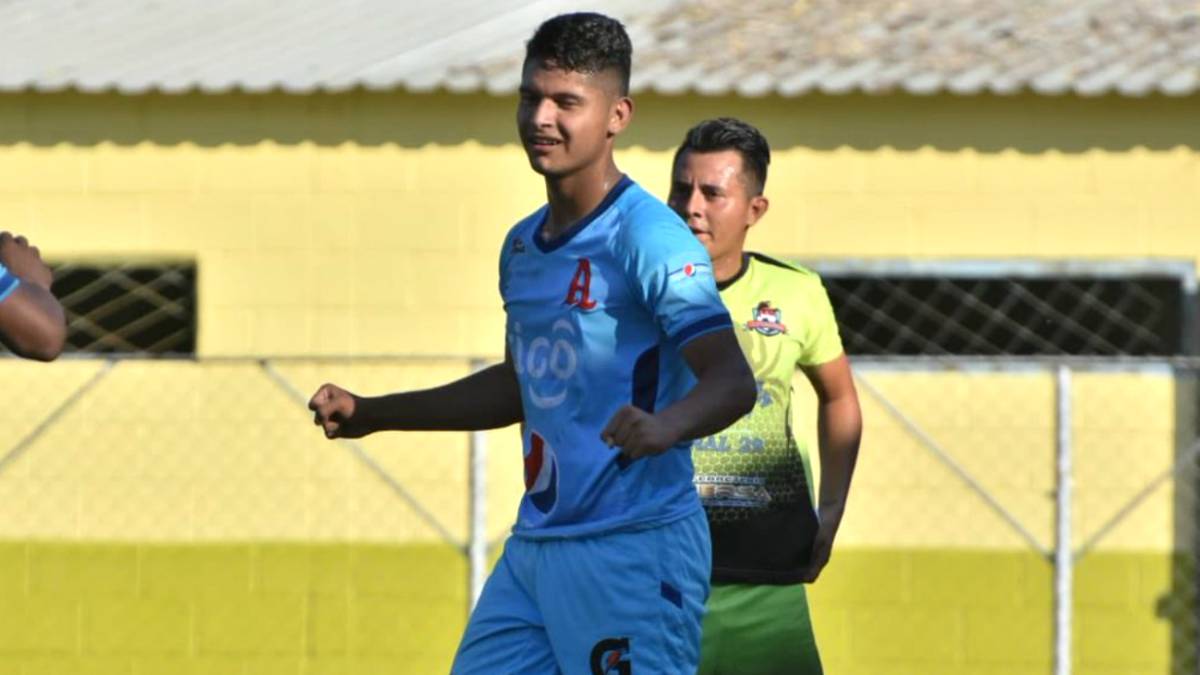 El joven futbolista comenzó a llamar la atención en las fuerzas inferiores del cuadro Albo, recibió su oportunidad en el primer equipo y sorprendió a todos