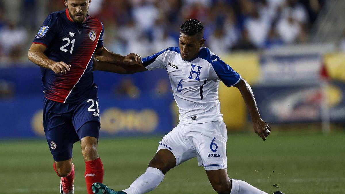 Bryan Acosta disputando un partido con Honduras ante Costa Rica