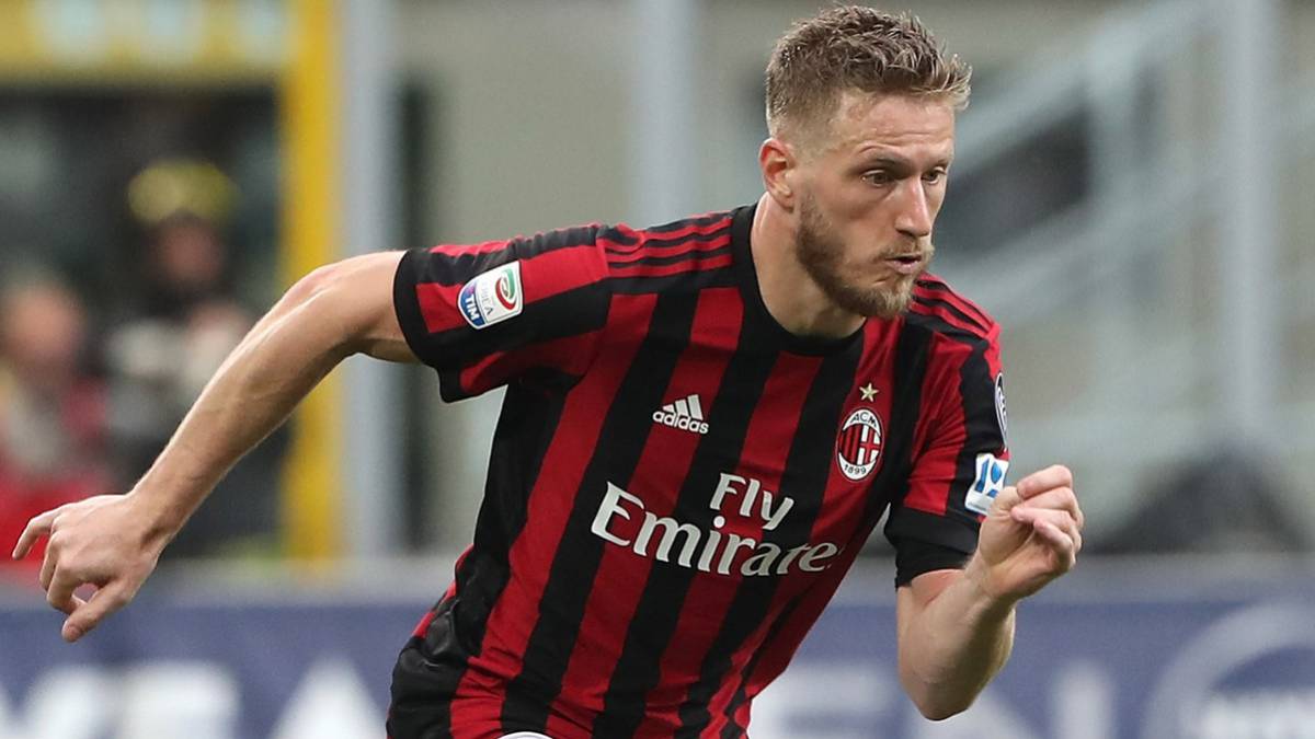 Ignazio Abate of AC Milan in action during the serie A match between AC Milan and Hellas Verona FC at Stadio Giuseppe Meazza