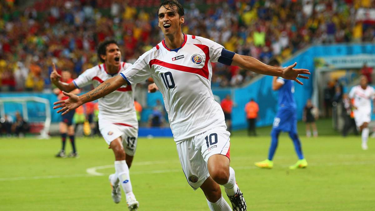 Bryan Ruíz celebrando un gol ante Grecia