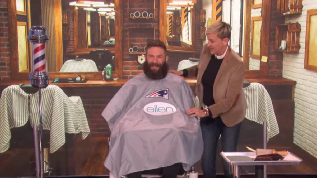 Ellen DeGeneres rasura a Julian Edelman y hace donación