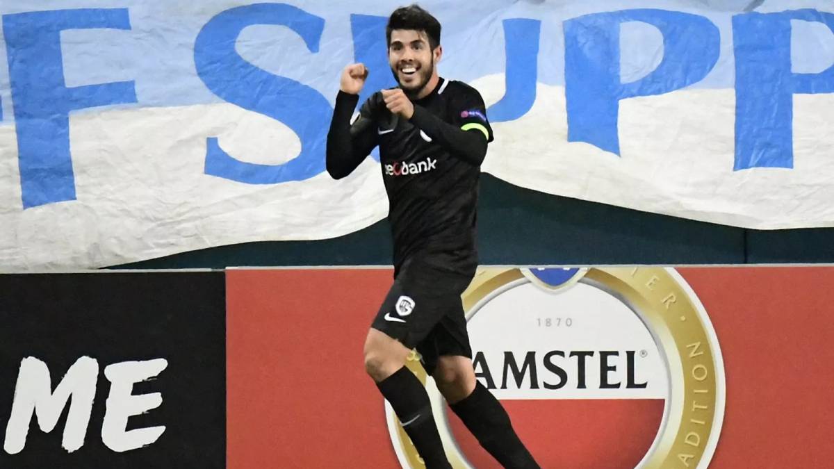 Alejandro Pozuelo festejando un gol con Genk