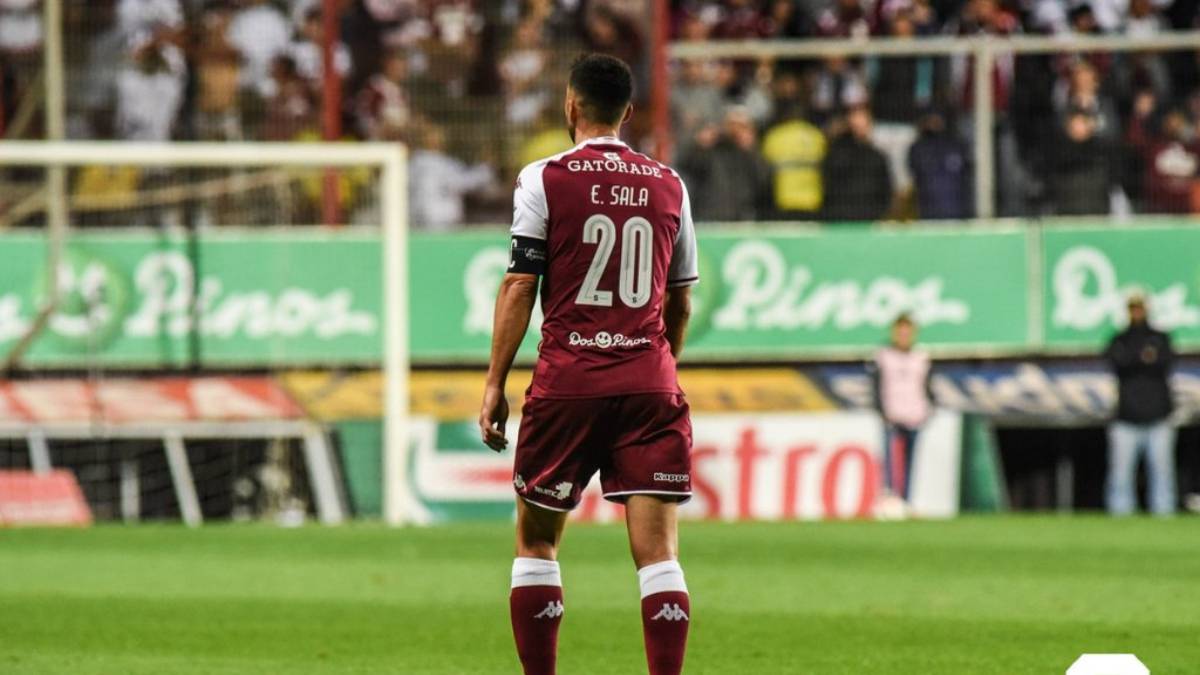 Mariano Torres en partido con Saprissa