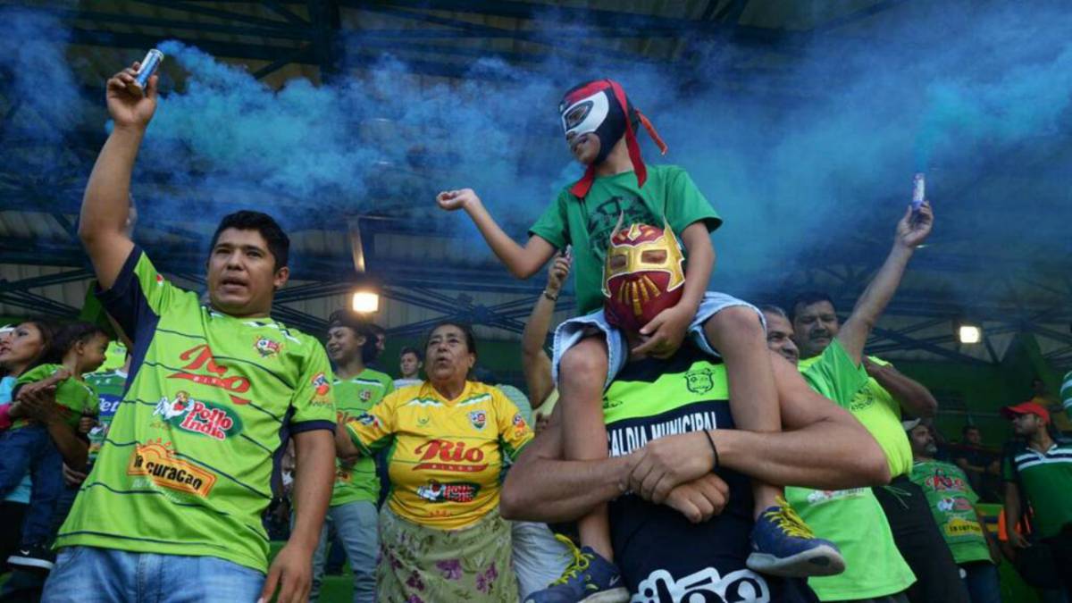 La barra de Santa Tecla invadió el campo después del empate entre los ‘Periquitos’ y Chalatenango para reclamarle al cuerpo técnico el mal arranque de torneo.