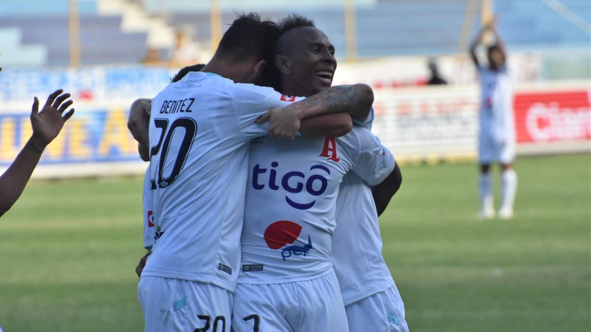 Jugadores de Alianza celebrando tras el gol de Bladimir Díaz