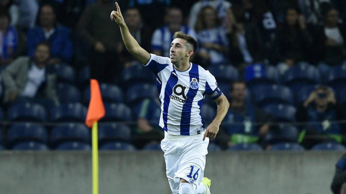 Héctor Herrera celebrating after scoring with Porto during a Champions League game