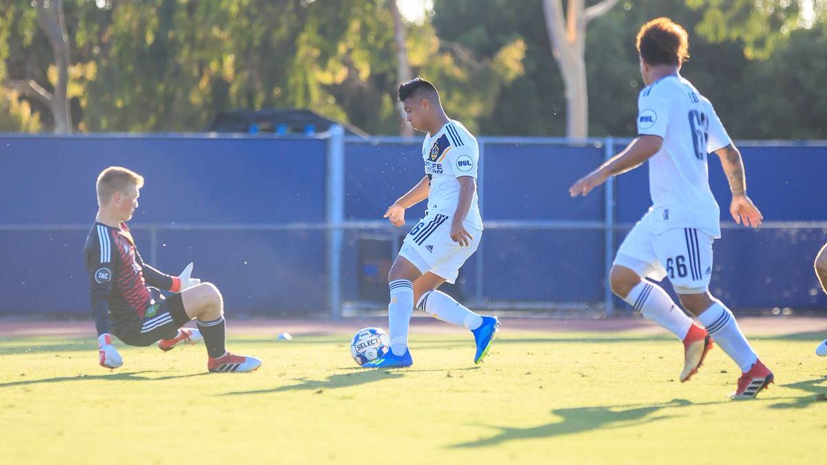 Efraín Álvarez disputando un partido con LA Galaxy ll