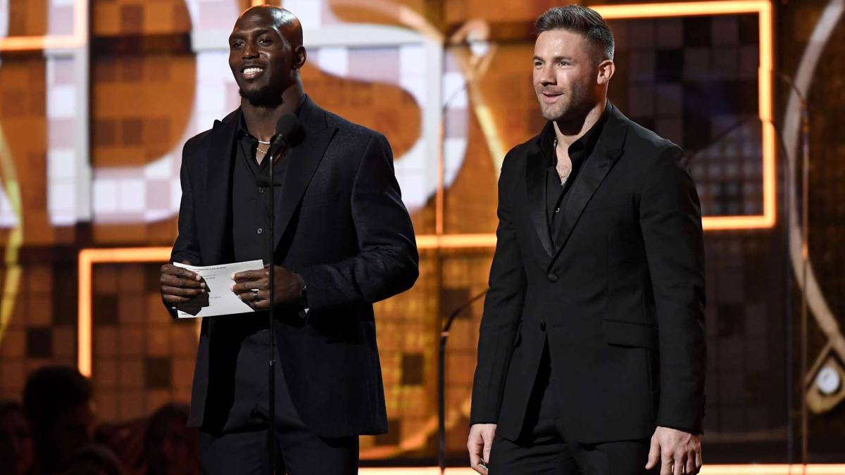 Julian Edelman y Devin McCourty aparecen en los Grammy Awards