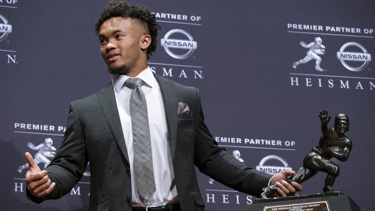 Kyler Murray sostiene trofeo Heisman