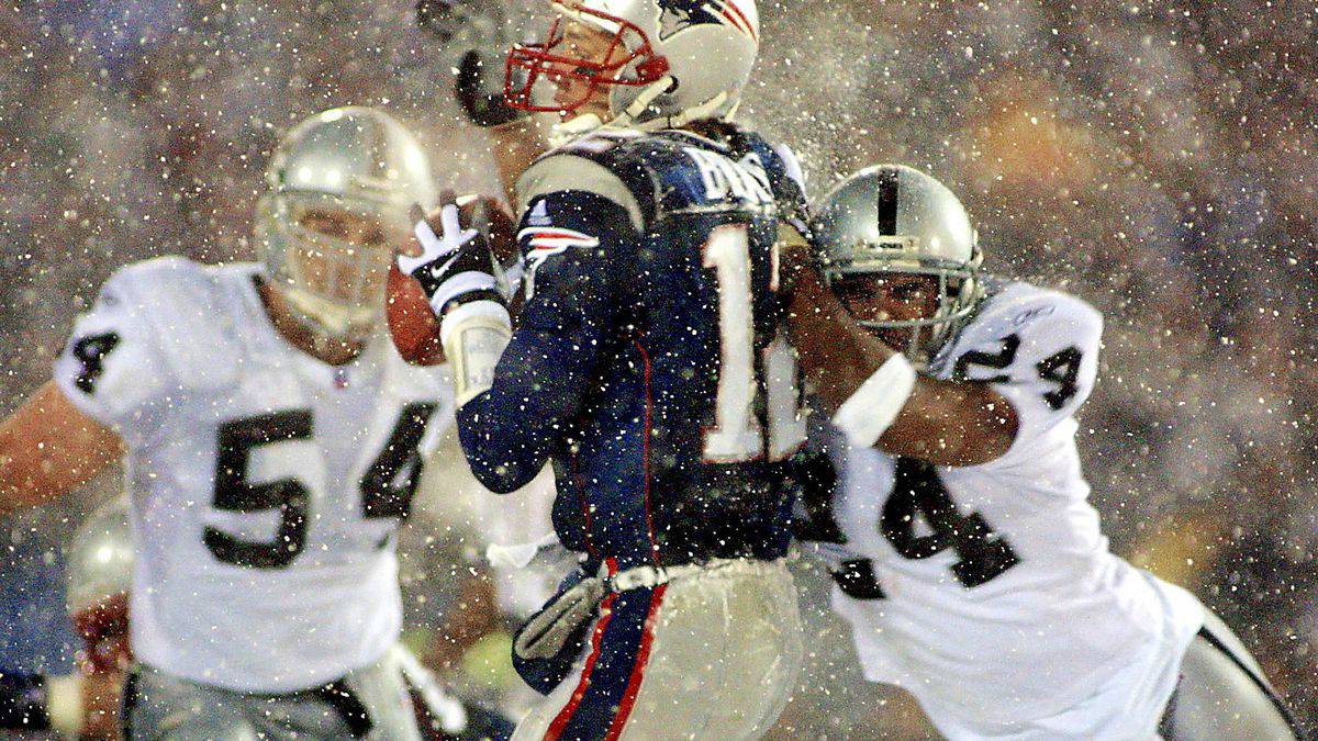 Tom Brady es tackleado por Charles Woodson