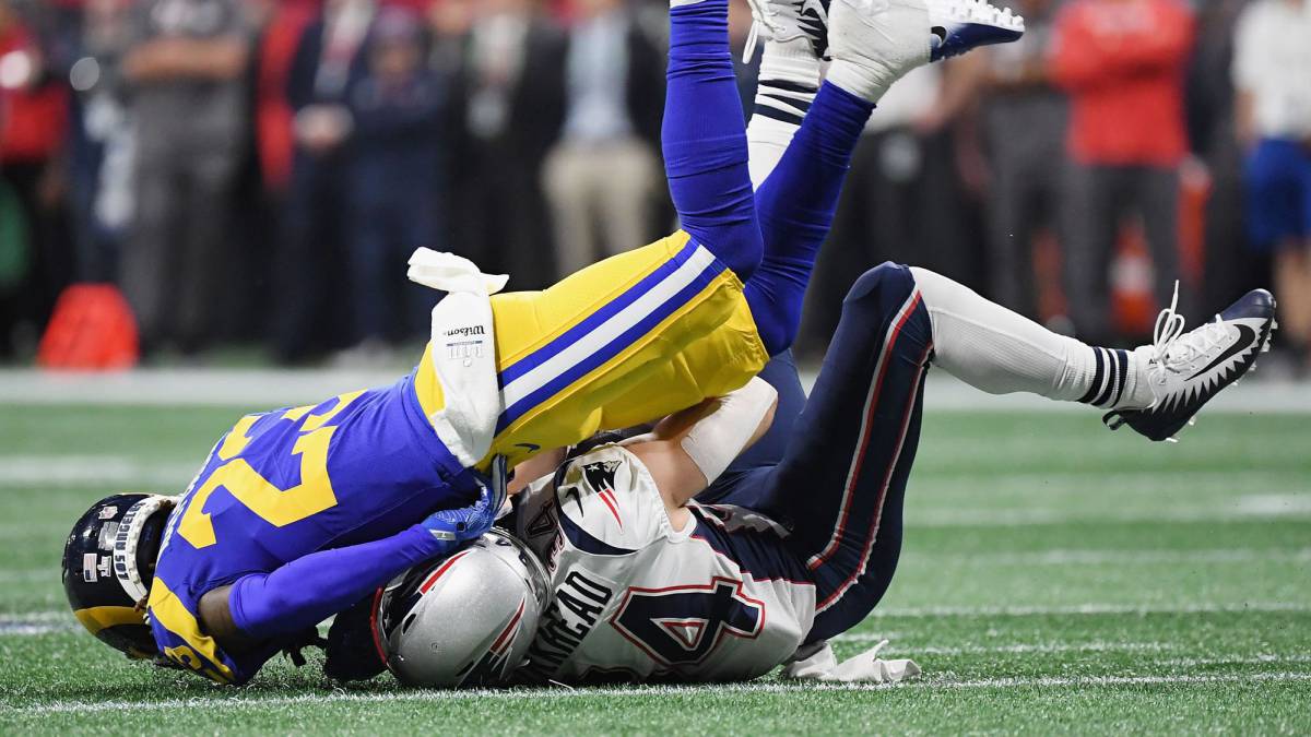 Nickell Robey-Coleman después de un contacto casco a casco con el running back Rex Burkhead.