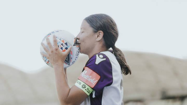 Sam Kerr besando el balón