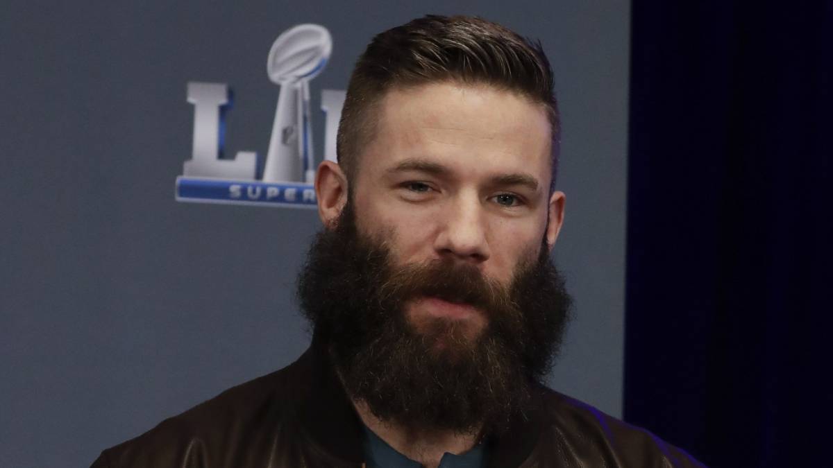 Julian Edelman sostiene trofeo del Super Bowl MVP