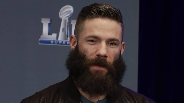 Julian Edelman sostiene trofeo del Super Bowl MVP