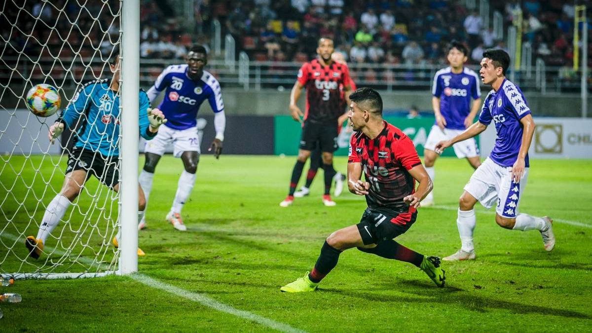 Nelson Bonilla falla un disparo con Bangkok United