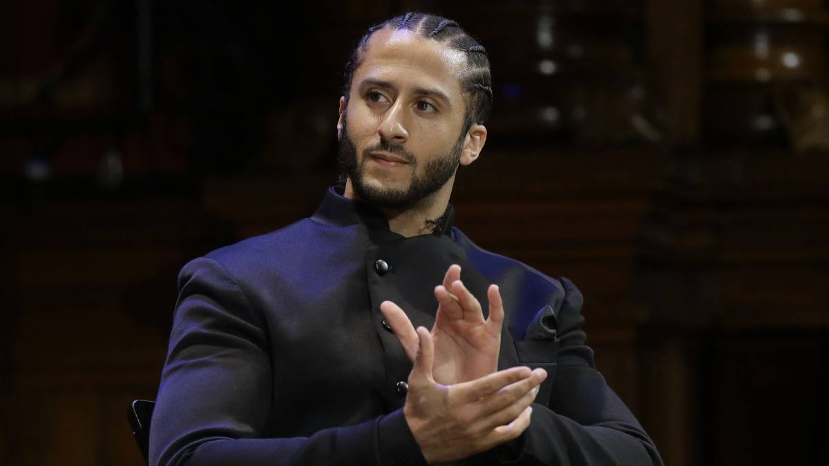 Colin Kaepernick durante ceremonia en Harvard