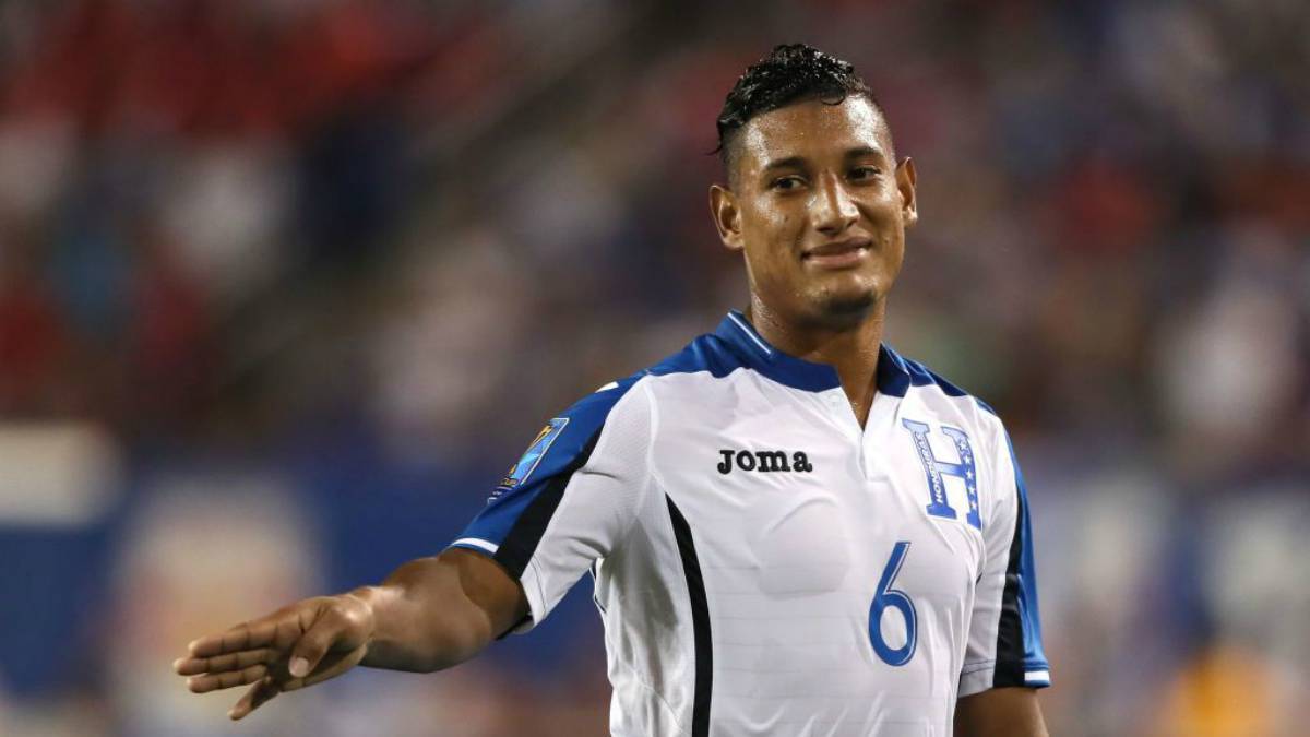Bryan Acosta disputando un partido con Honduras