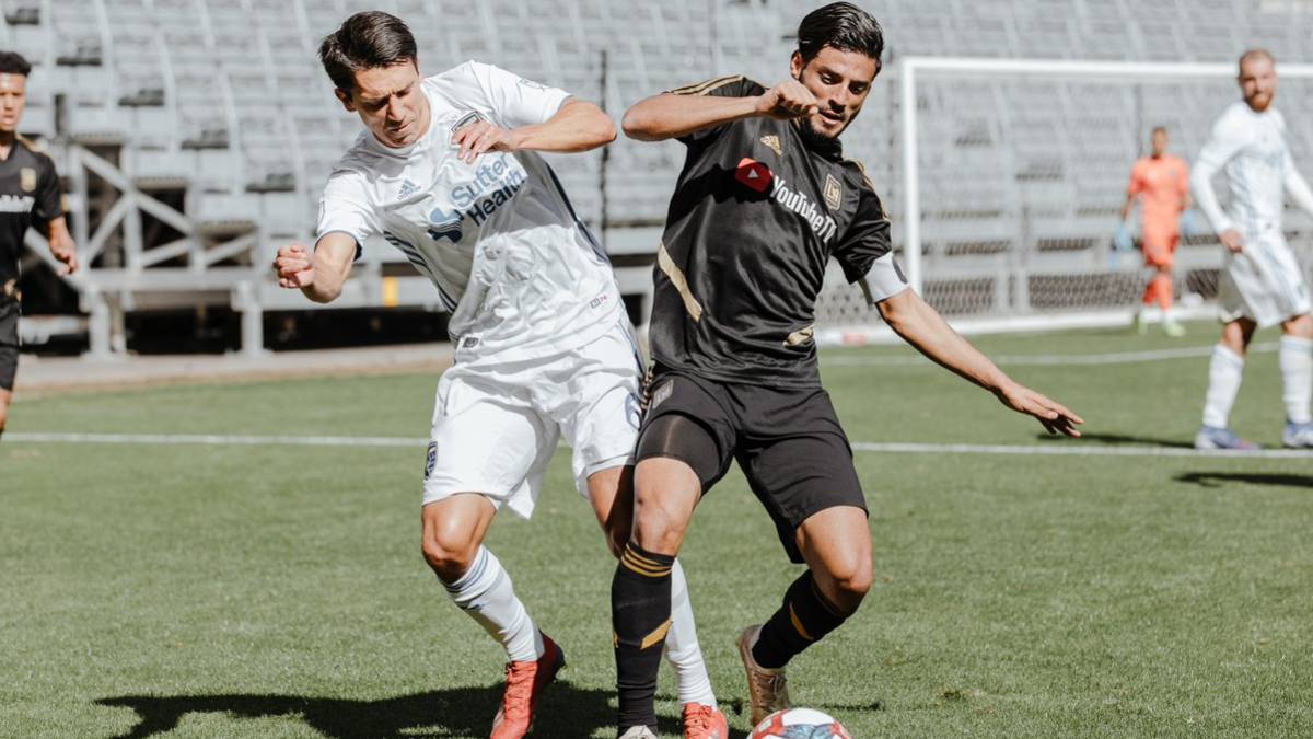 Carlos Vela disputando un balón ante San Jose