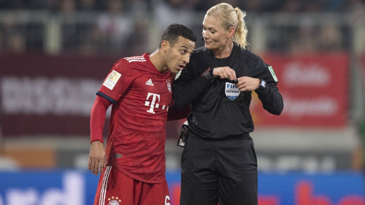 La cadena Irán TV decidió cancelar el encuentro entre Bayern Múnich y Augsburgo debido a que la vestimenta de la silbante no era la apropiada.