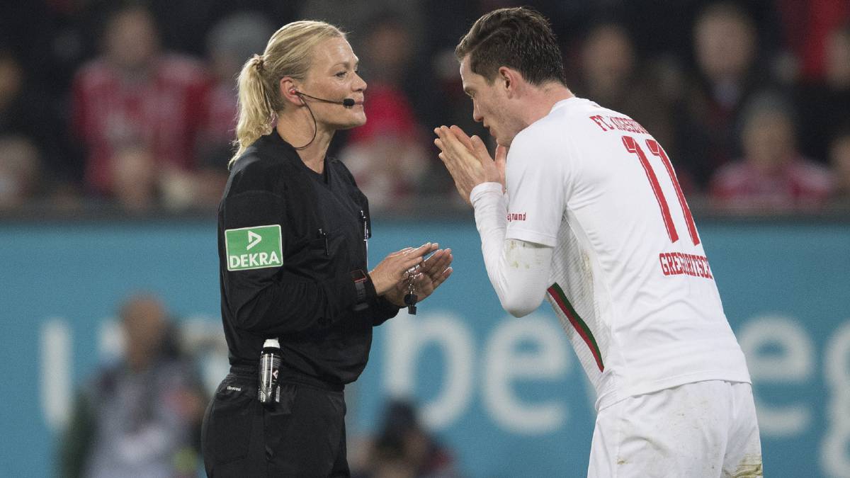 Augsburg's Michael Gregoritsch (R) speaks to referee Bibiana Steinhaus (L) during the German Bundesliga soccer match between FC Augsburg and FC Bayern Munich