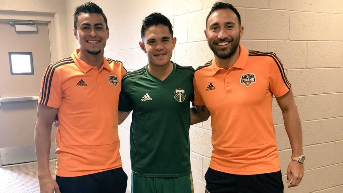 Darwin Cerén, Andrés Flores y Arturo Alvarez posando.