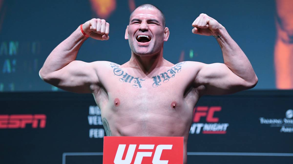 Caín Velásquez en ceremonia de pesaje de UFC