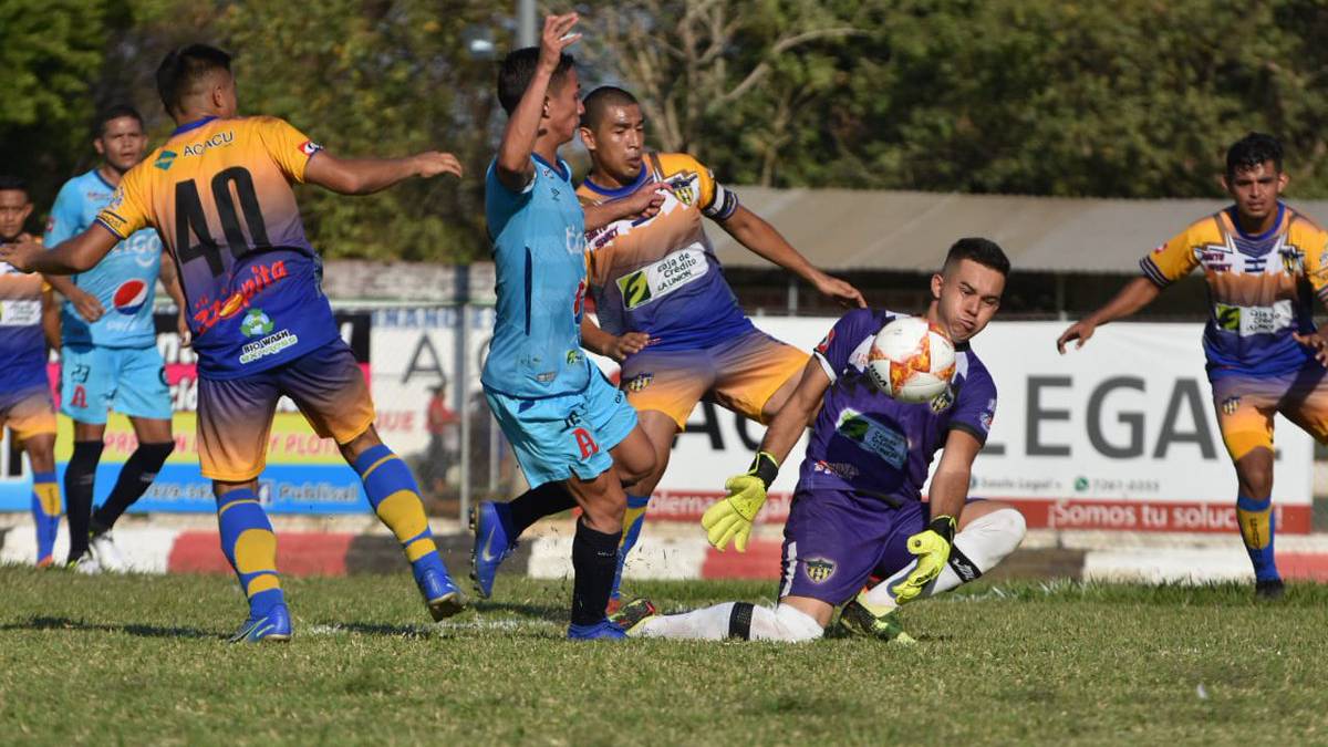 Jugadores de Alianza durante el partido contra Pasaquina de la jornada 7 de la Liga Mayor