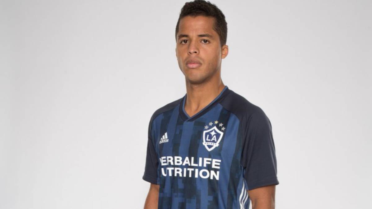 Giovani Dos Santos portando el nuevo uniforme secundario de LA Galaxy