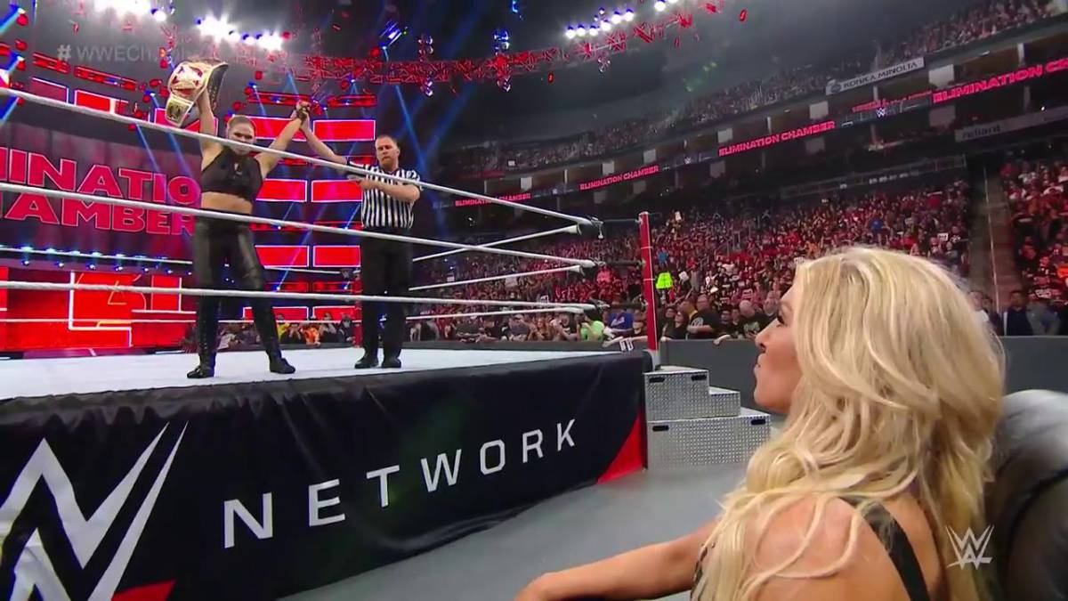 Ronda Rousey sostiene cinturón de campeona frente a Charlotte Flair