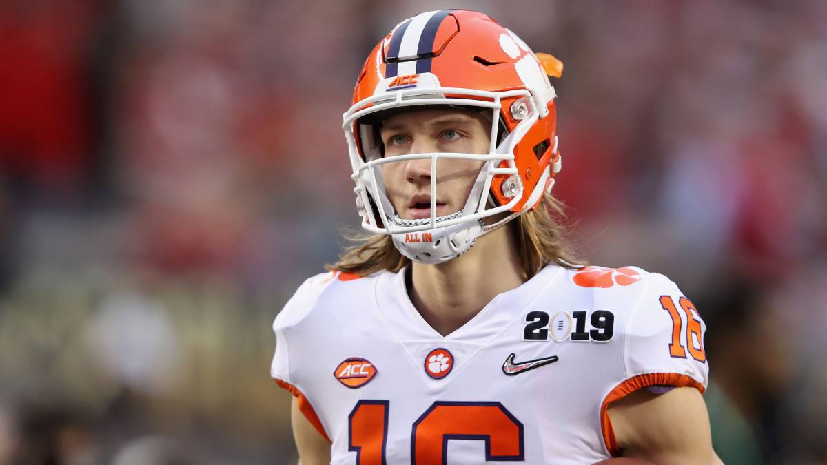 Trevor Lawrence en partido de Clemson