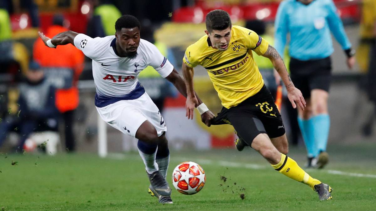 Borussia Dortmund's Christian Pulisic is fouled by Tottenham's Serge Aurier
