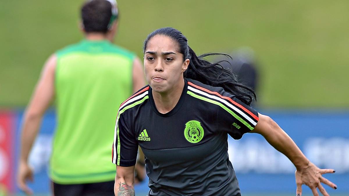 Renae Cuellar entrenando con selección