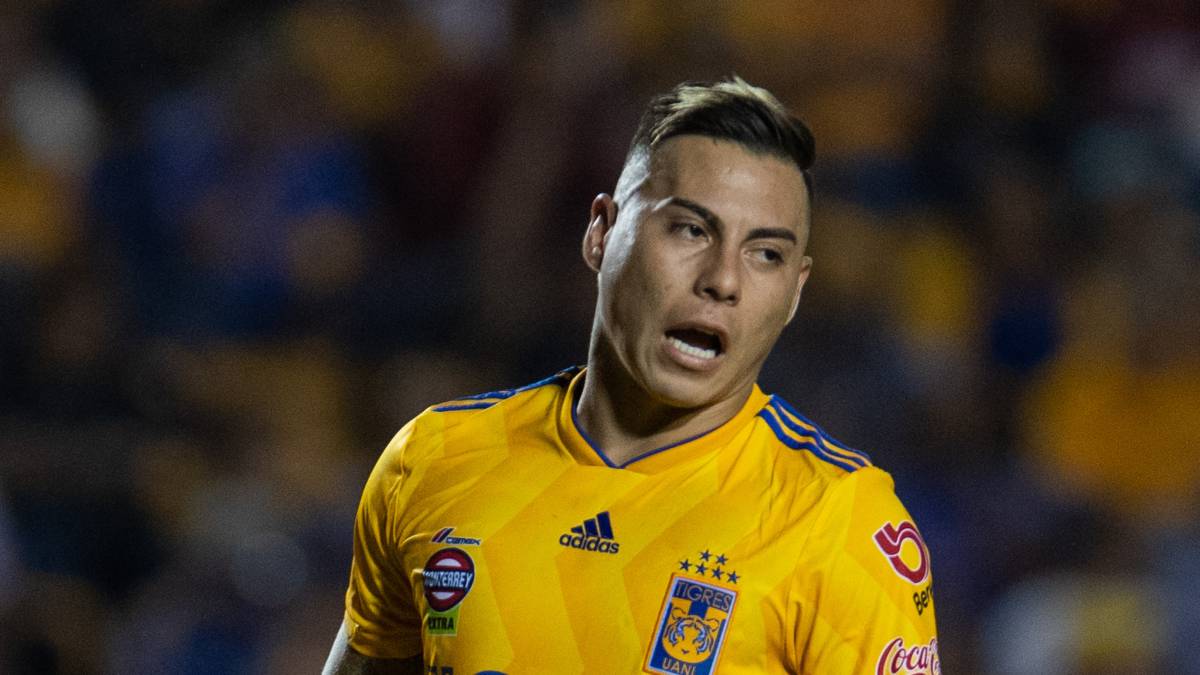 Eduardo Vargas jugando con Tigres