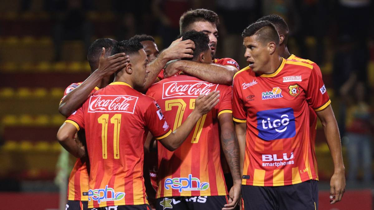 Herediano celebra tras el gol de Ortíz