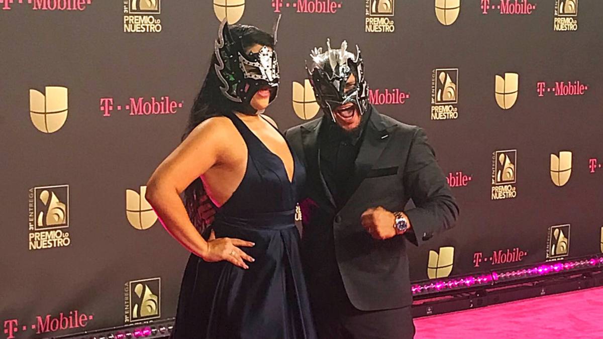 Kalisto en gala de 'Lo nuestro' junto a su esposa